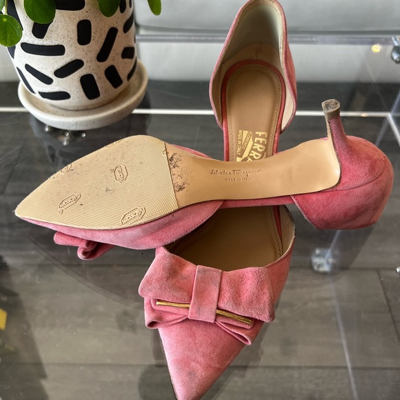 SALVATORE FERRAGAMO | POINTED TOE PINK SUEDE KITTEN HEELS - Picture 8 of 9